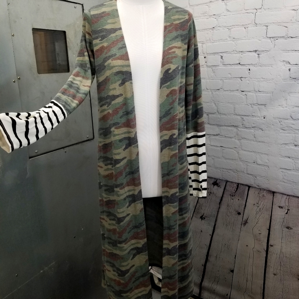 Camo cardigan long Duster layered with stripsleeves w/ thumbholes medium
